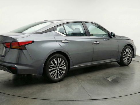 Used 2025 Nissan Altima 2.5 SV image 9