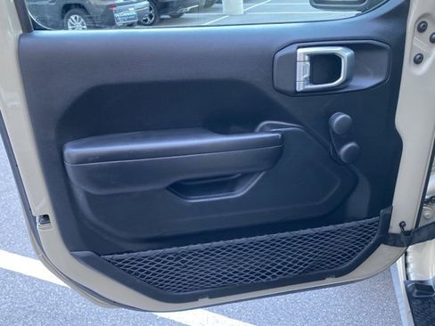 Used 2020 Jeep Gladiator Sport image 11