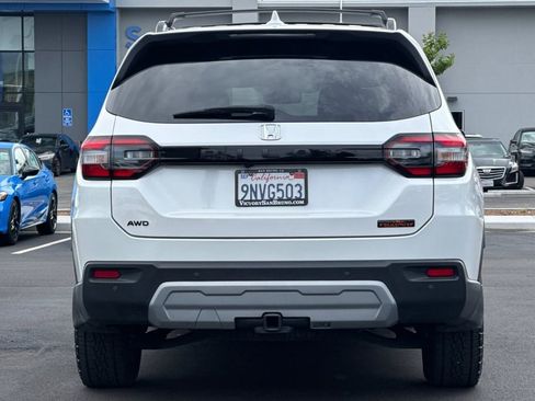 Certified 2025 Honda Pilot TrailSport image 5