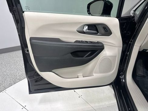 Used 2024 Chrysler Pacifica Touring-L FWD image 11