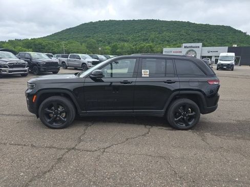 Used 2023 Jeep Grand Cherokee Altitude AWD/4WD image 4
