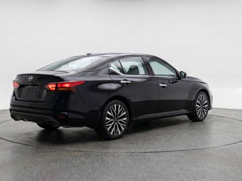 Used 2025 Nissan Altima 2.5 SV FWD image 9