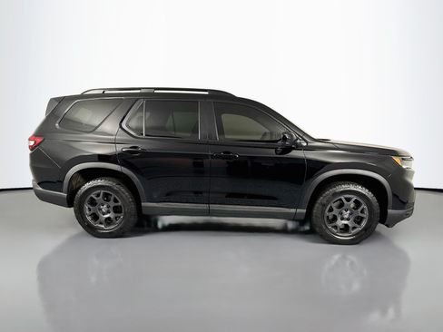 Certified 2025 Honda Pilot TrailSport image 4