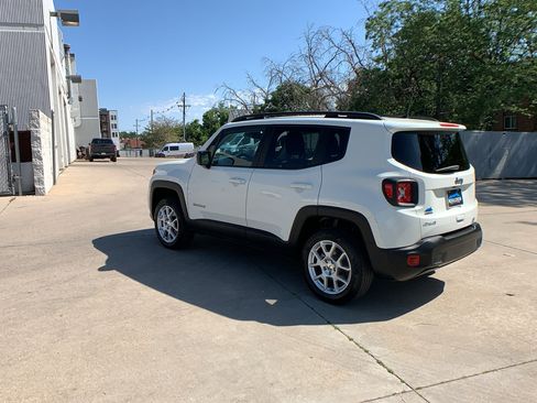 Used 2023 Jeep Renegade Latitude w/ Premium Group AWD/4WD image 3