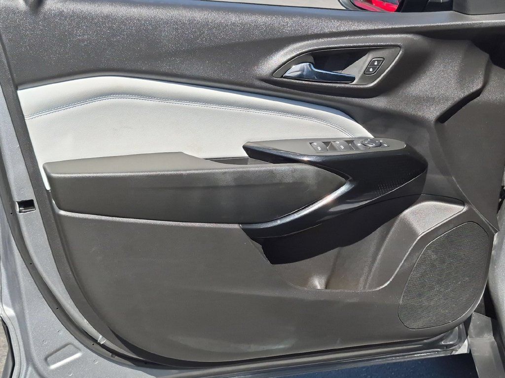 Used 2025 Chevrolet Trax LT w/ LT Convenience Package FWD image 9