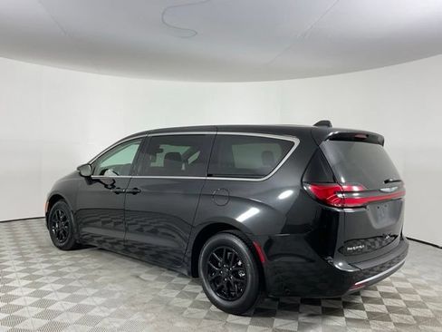 Used 2023 Chrysler Pacifica Touring-L FWD image 7