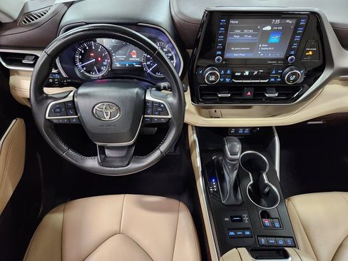 Used 2022 Toyota Highlander XLE AWD/4WD image 46