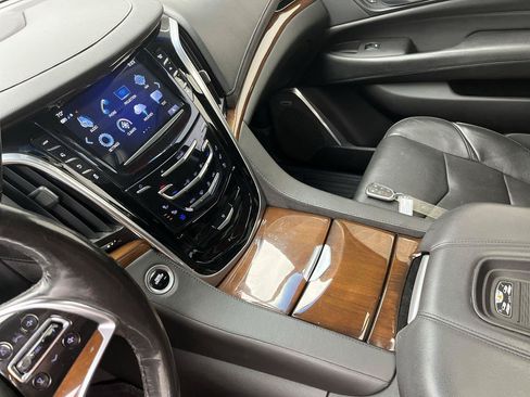 Used 2019 Cadillac Escalade Luxury AWD/4WD image 19