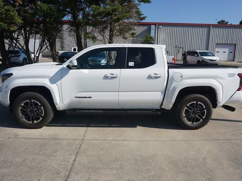 Used 2025 Toyota Tacoma TRD Sport AWD/4WD image 18