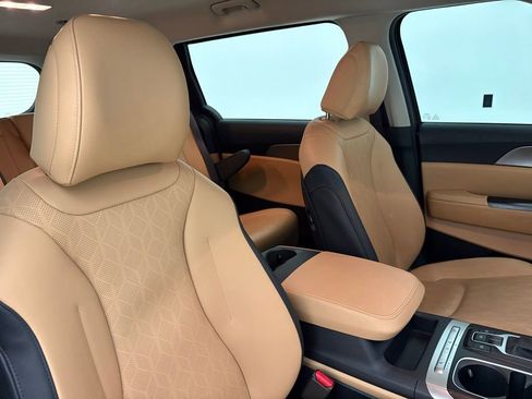 Used 2024 Kia Carnival LX FWD image 31