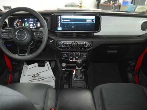 Used 2024 Jeep Wrangler Unlimited w/ Convenience Group AWD/4WD image 31