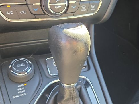 Used 2019 Jeep Cherokee Limited image 15