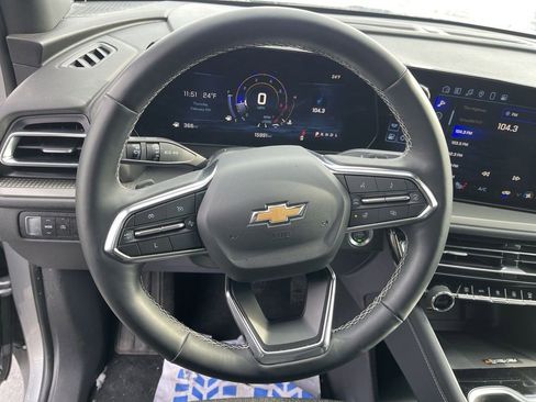 Used 2025 Chevrolet Traverse LT FWD image 14