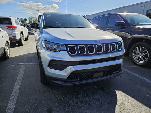 Certified 2025 Jeep Compass Sport image 4
