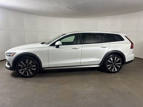 Used 2020 Volvo V60 T5 Cross Country w/ Protection Package Premier image 4