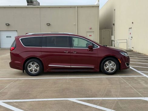 Used 2018 Chrysler Pacifica Touring-L FWD image 8