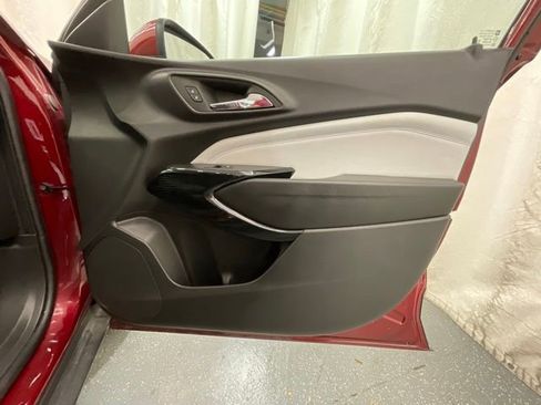 Used 2025 Chevrolet Trax LT w/ LT Convenience Package FWD image 22