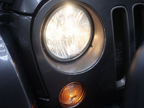 Used 2016 Jeep Wrangler Sahara image 21