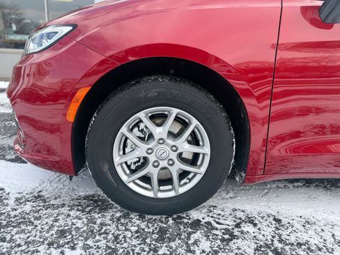 New 2026 Chrysler Pacifica Select image 3