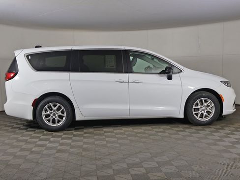 Used 2024 Chrysler Pacifica Touring-L image 18