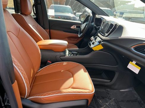 New 2026 Chrysler Pacifica Pinnacle FWD image 12