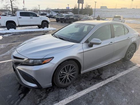 Used 2022 Toyota Camry SE image 1