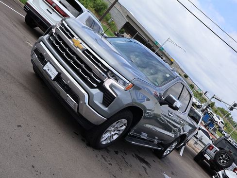 Used 2025 Chevrolet Silverado 1500 LTZ w/ LTZ Premium Package AWD/4WD image 3