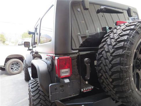 Used 2017 Jeep Wrangler Unlimited Sahara w/ Connectivity Group image 14