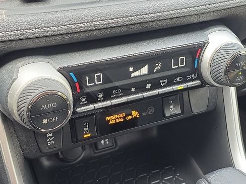 Used 2019 Toyota RAV4 XLE w/ Convenience Package FWD image 32