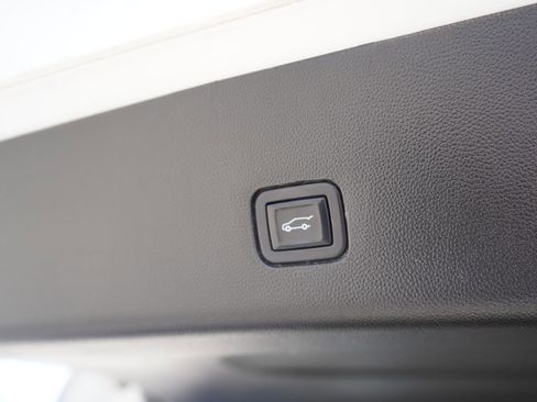 Used 2023 Chevrolet Traverse LT image 25