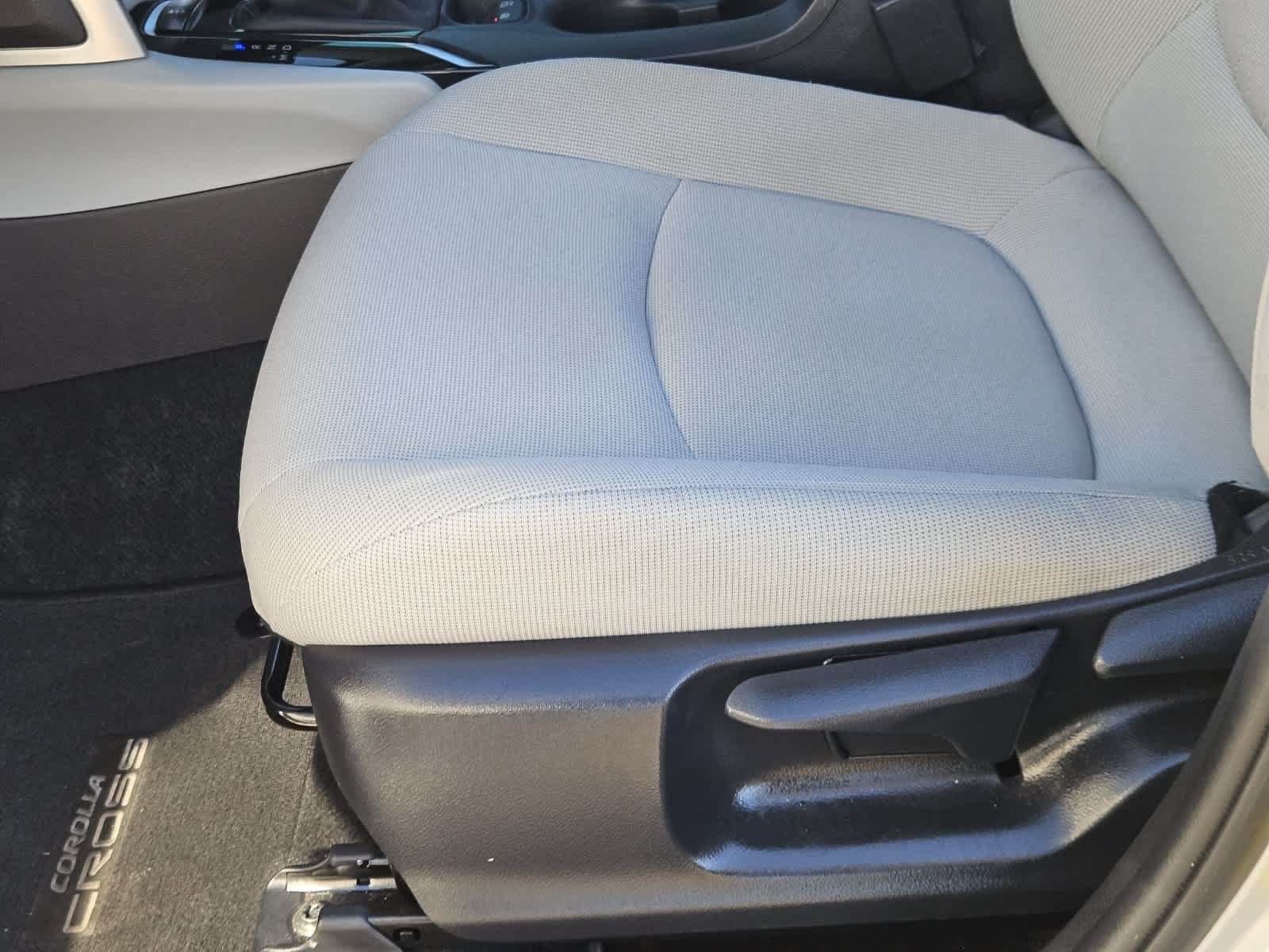 Used 2022 Toyota Corolla Cross LE FWD image 23