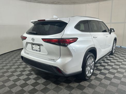 Used 2022 Toyota Highlander Limited FWD image 3