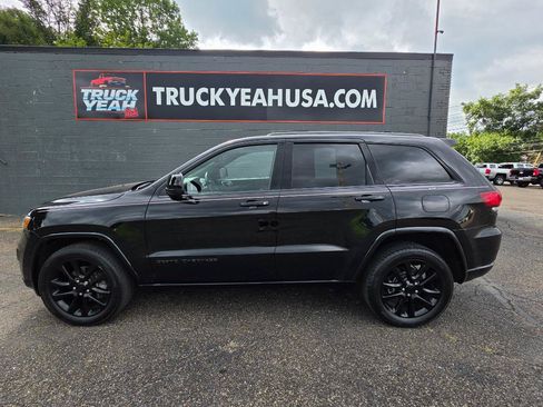 Used 2018 Jeep Grand Cherokee Altitude AWD/4WD image 2
