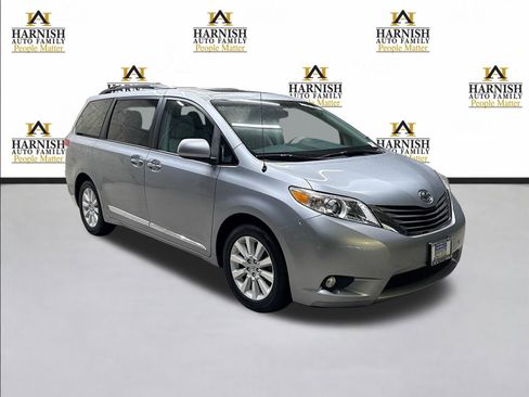 Used 2013 Toyota Sienna XLE image 3