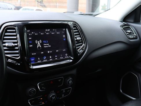 Used 2019 Jeep Compass Latitude FWD image 43
