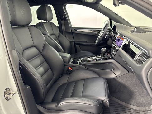 Certified 2025 Porsche Macan image 30