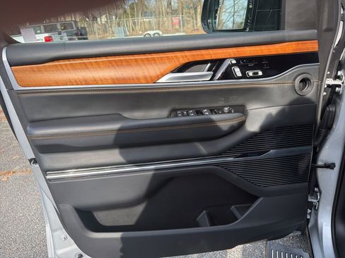 Used 2024 Jeep Grand Wagoneer L Series III image 12