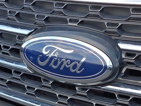 Used 2022 Ford Explorer XLT w/ Equipment Group 202A AWD/4WD image 31