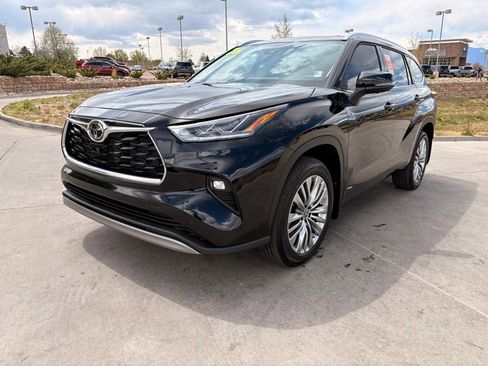 Used 2026 Toyota Highlander Platinum AWD/4WD image 3