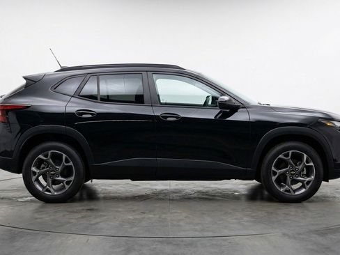 Used 2025 Chevrolet Trax LT w/ LT Convenience Package FWD image 11