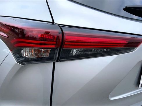Certified 2024 Toyota Highlander LE image 28
