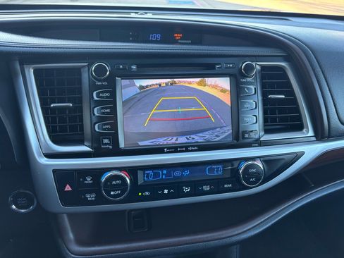 Used 2016 Toyota Highlander Limited image 24