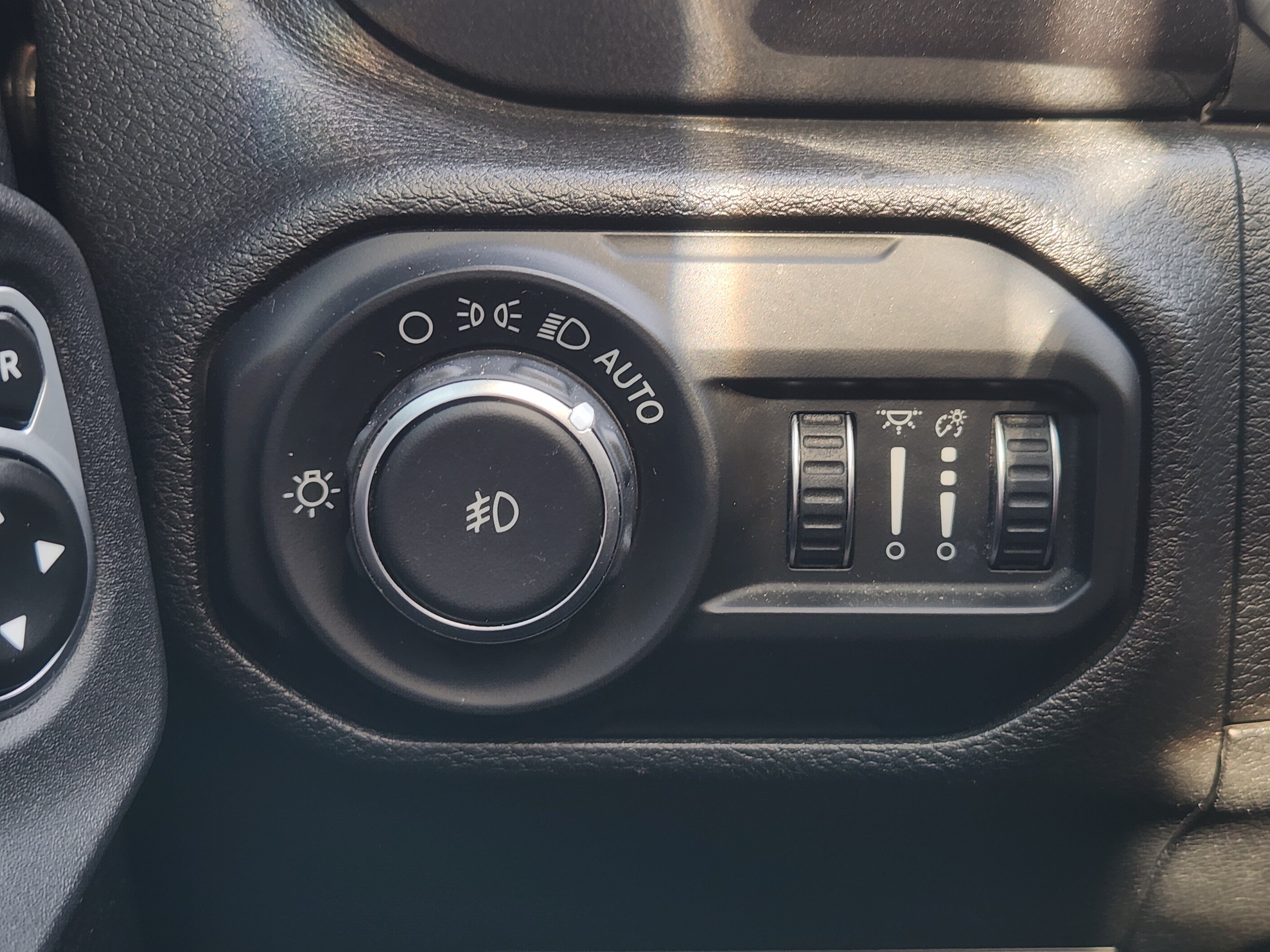 Used 2019 Jeep Wrangler Unlimited Sahara AWD/4WD image 23