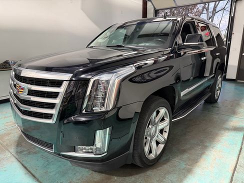 Used 2019 Cadillac Escalade Luxury image 3