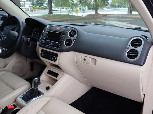 Used 2011 Volkswagen Tiguan SEL AWD/4WD image 17