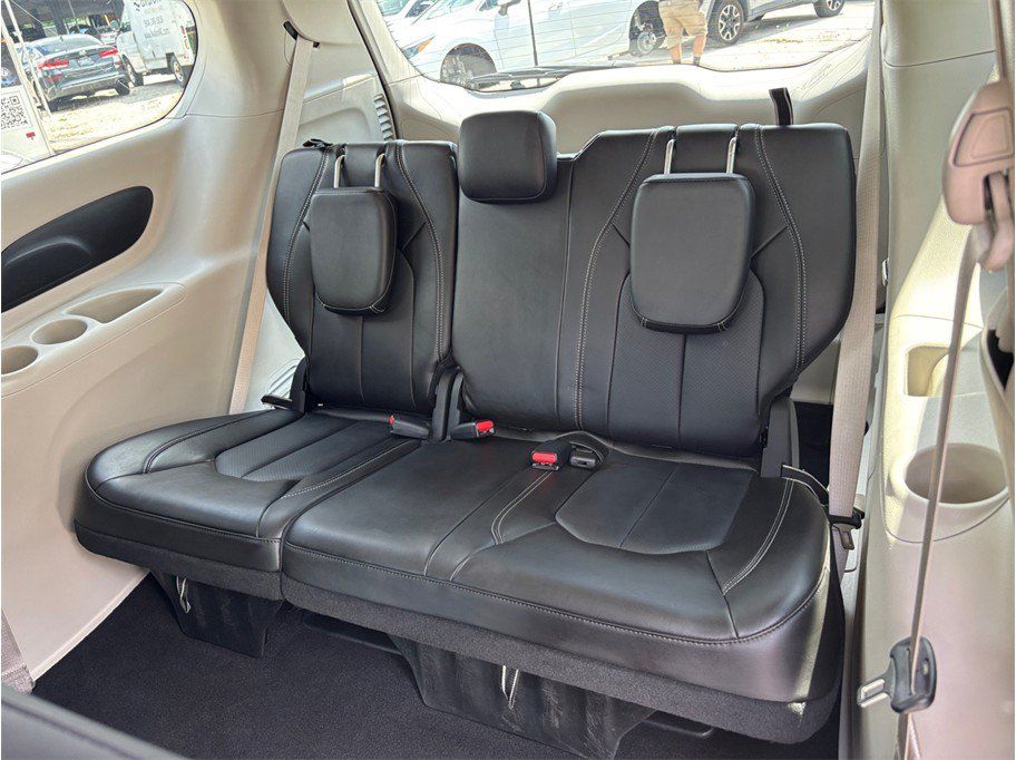Used 2024 Chrysler Pacifica Limited FWD image 43
