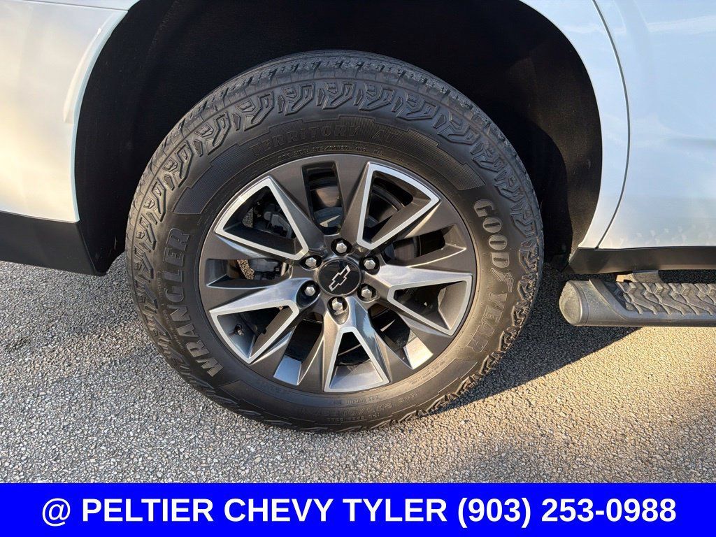 Used 2024 Chevrolet Tahoe Z71 w/ Luxury Package AWD/4WD image 5