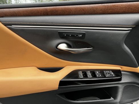 Certified 2023 Lexus ES 350 w/ Premium Package image 13