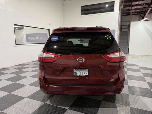 Used 2017 Toyota Sienna XLE Premium image 6