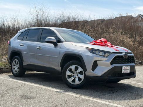 Used 2022 Toyota RAV4 LE image 1